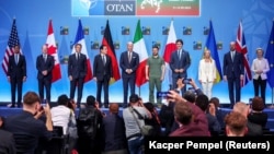 Лідери G7, Володимир Зеленський, президент Європейської ради Шарль Мішель і голова Єврокомісії Урсула фон дер Ляєн позують на заході, на якому оголосили Спільну декларацію про підтримку України, під час саміту НАТО у Вільнюсі, 12 липня 2023 року