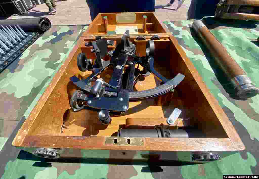 Izloženi su bili i rekviziti sa vojnog školskog broda &quot;Jadran&quot;, među kojima i sekstant &ndash; sprava za određivanje položaja na karti pomoću zvijezda i Sunca.