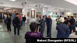 Көргөзмөнү көргөнү келген эл.