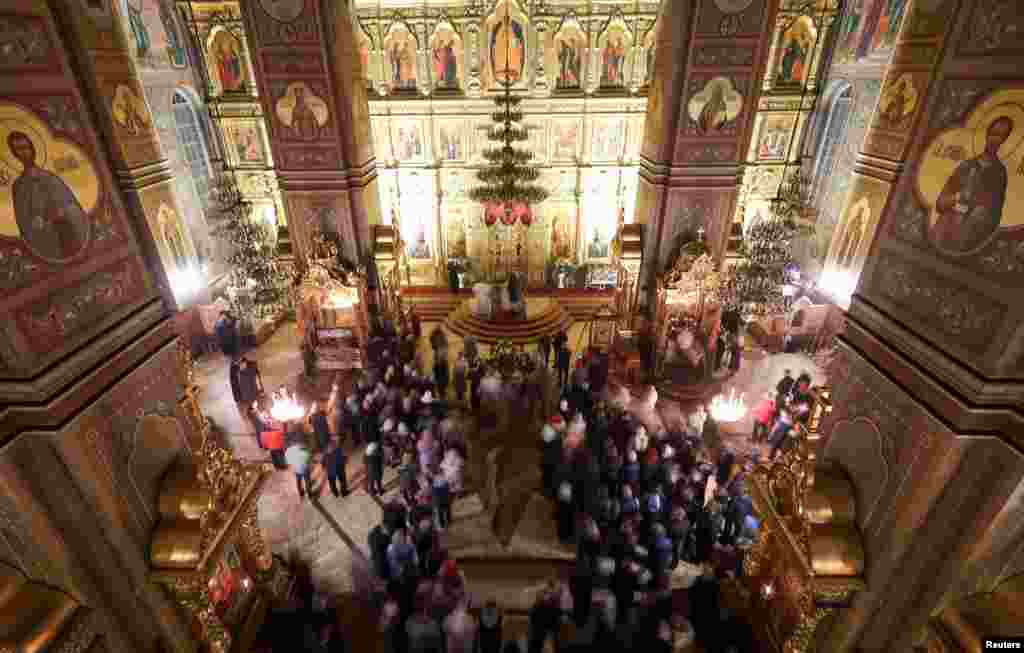 Služenje Uskršnje liturgije&nbsp;u manastiru Nikolo-Ugreški u gradu Dzeržinski u Moskovskoj oblasti, Rusija.