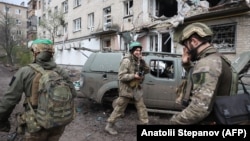 "Всичко е напълно унищожено". Какъв е животът на защитниците на Бахмут