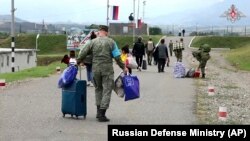 Orosz békefenntartók hegyi-karabahi örményekkel Sztepanakert közelében