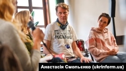 Співавтори Люк Гардінґ і Оксана Тороп (праворуч) під час презентації видання «Моя війна», до якого увійшли есеї 16 журналістів про війну Росії проти України, організованої в рамках 30-го Львівського книжкового форуму Lviv BookForum. Львів, 8 жовтня 2023 року