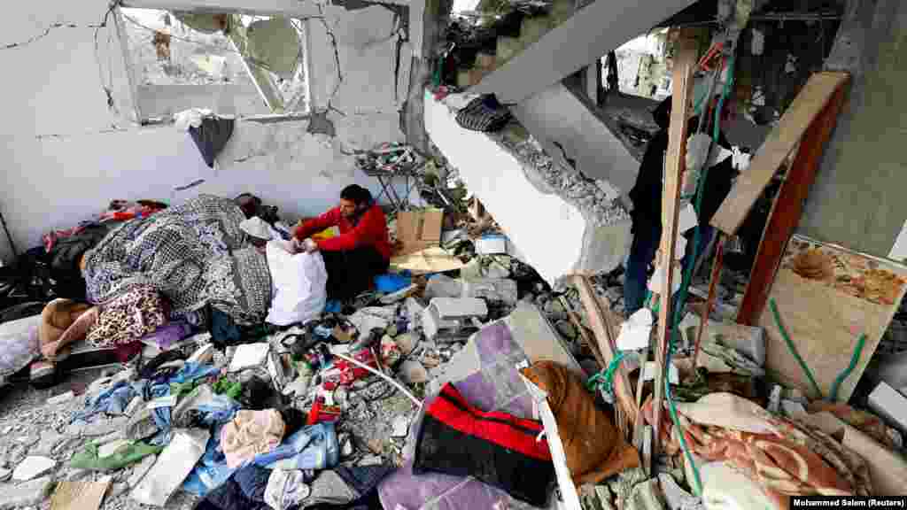 Egy palesztin férfi a rafahi otthonára mért izraeli csapások helyszínéről viszi el a holmiját 2024. március 26-án.&nbsp;Pehr Lodhammar, az ENSZ aknamentesítési szolgálatának (UNMAS) vezetője egy genfi tájékoztatón elmondta, hogy a háború becslések szerint harminchétmillió tonna törmeléket hagyott maga után a sűrűn lakott területen