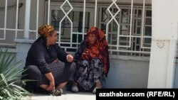 Женщины сидят в тени. Туркменистан (Архивное фото)