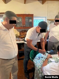 Судья Тилек Абдырашитовду кармоо учуру. УКМК тараткан сүрөт.