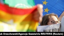 U izvještaju stoji i da su mediji našli snagu u zajedništvu, pridružujući se mrežama da se brane solidarno, a ne u izolaciji. (Foto: Plakat sa natpisom "Slobodni mediji" tokom demonstracija u odbranu slobode medija u Lublinu, Poljska)