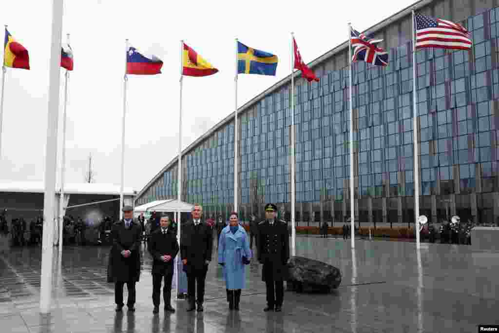 Ceremoniji su svjedočili švedski premijer Ulf Kristersson, generalni sekretar NATO-a Jens Stoltenberg i švedska prijestolonasljednica Victoria, u Briselu, Belgija, 11. marta 2024. &quot;Švedska je dugo vremena bila naš partner, sada je saveznik sa svim prednostima i odgovornostima&quot;, rekao je Stoltenberg, dodajući da Švedska ima vrhunske sposobnosti i prvoklasne oružane snage i odbrambenu industriju i da troši više od dva posto svoga BDP-a na odbranu.