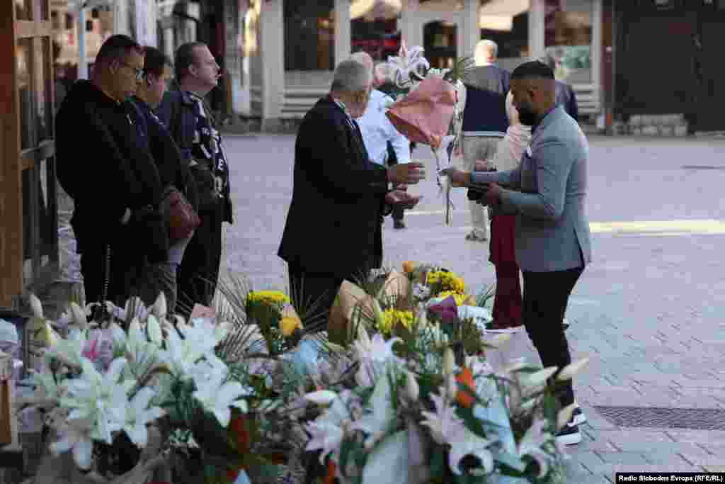 Običaj je i da se kupi cvijeće.&nbsp;
