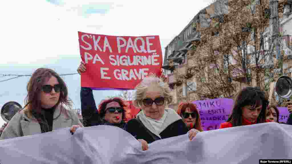 Demonstranti su držali transparente tražeći više bezbednosti za devojke i žene.