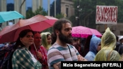 მაღაროელები და მათი მხარდამჭერები პროტესტს თავსხმა წვიმაში აგრძელებდნენ