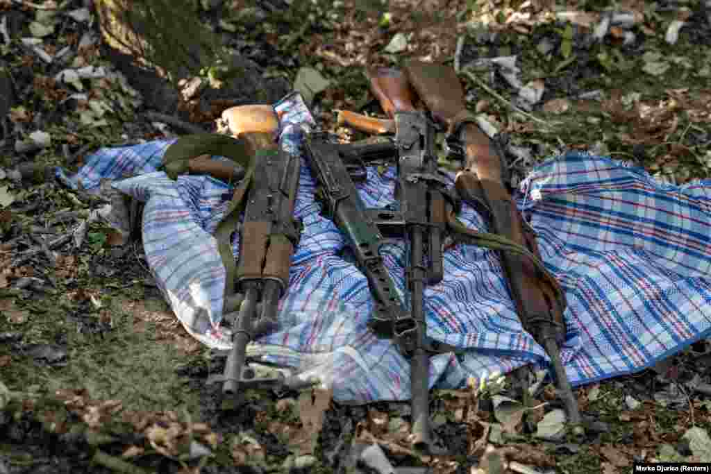 Oružje je pronađeno u blizini improvizovanog kampa za migrante. Zamjenik direktora srpske policije Dragan Vasiljević rekao je da su njegove snage usredsređene na zadržavanje migranata u prihvatnim centrima i na svođenje sukoba među njima na minimum.