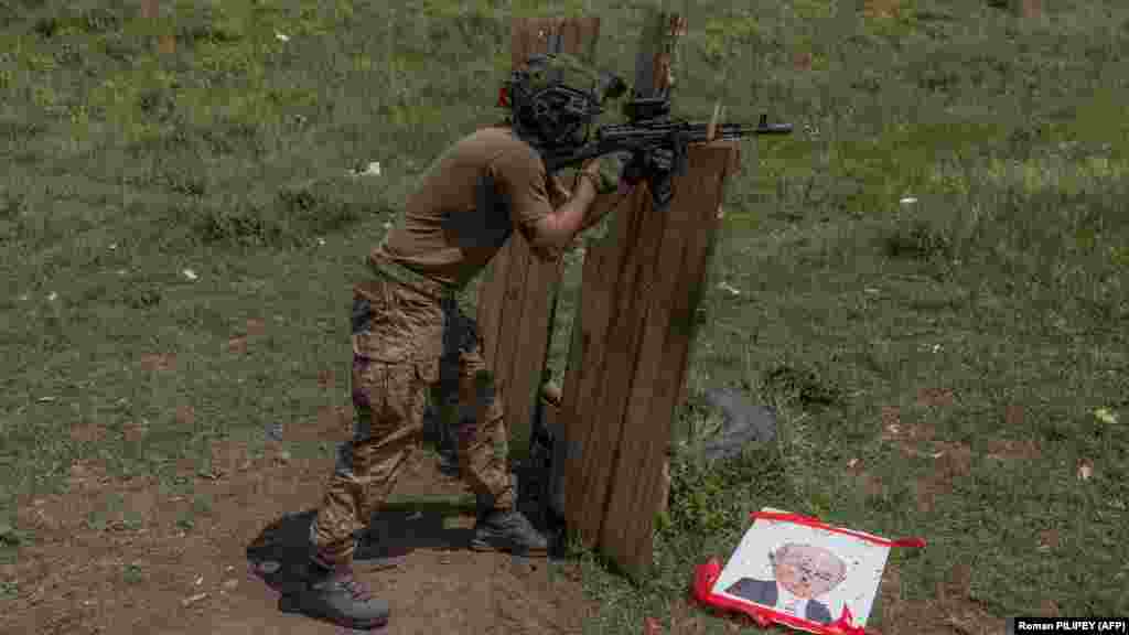 Ukrán katona lőgyakorlaton a Donyecki területen 2024. június 18-án