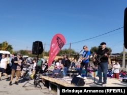 Festivalul Rod al Asociației Documentor a dus cultura în cartiere. Aici Mircea Baniciu cântă pe o scenă improvizată în piața de vechituri Mehala