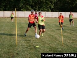 La finalul antrenamentului, când fetele își exersează jocul.