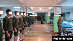 Каракол шаарындагы №2028 аскер бөлүгүндөгү текшерүү. УКМК тараткан сүрөт.