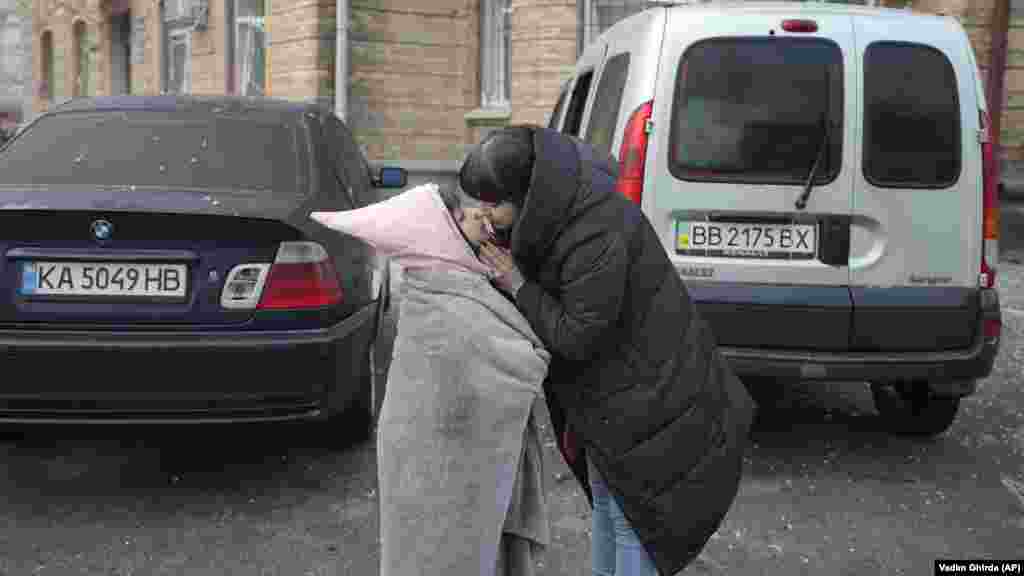 Жена теши дете.