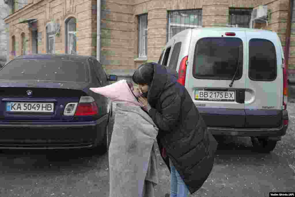 O femeie calmează un copil.