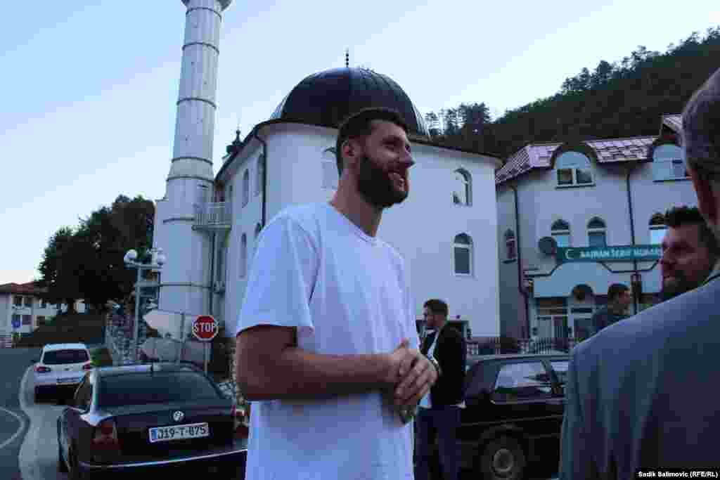 &quot;Danas smo posebno počastvovani što je naš najbolji košarkaš Jusuf Nurkić došao da bude sa nama, da u Srebrenici klanja bajram-namaz. On je naš ponos, naš veliki ambasador i ono što on radi je veliki doprinos za našu državu, a i za našu Srebrenicu. I prošle godine je Jusuf dolazio ovdje, organizovao školu košarke za djecu iz Srebrenice i Vukovara&ldquo;, rekao je Damir ef. Peštalić, glavni imam u Srebrenici.