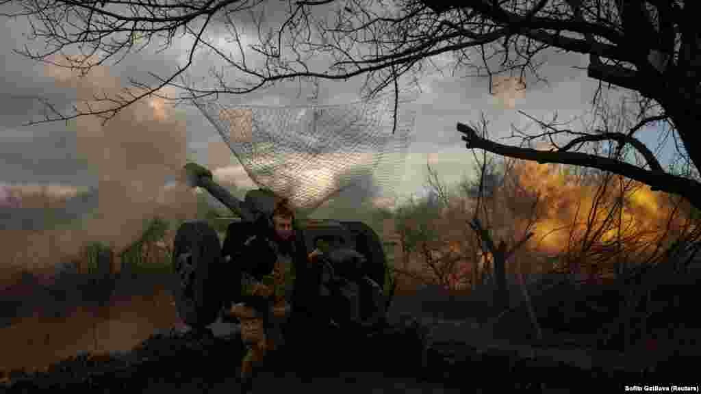 Artileriștii ucraineni trag către pozițiile rusești.