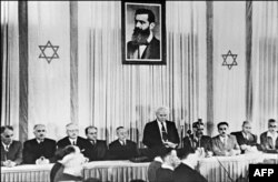 بن گوریون در حال اعلان رسمی تأسیس کشور اسرائیل، ۱۴ مه ۱۹۴۸