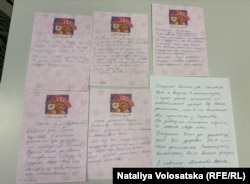 Листи-подяки, які біженці з України залишили у пункті допомоги «Під парасолею». Варшава, 19 лютого 2024 року