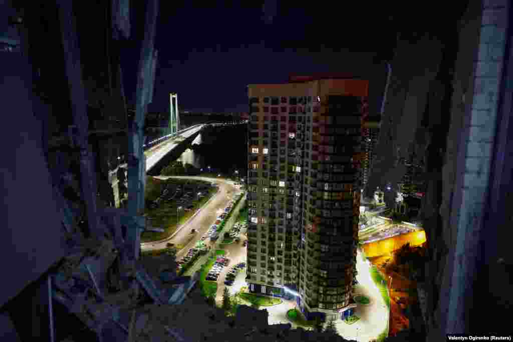 Pamje e një ndërtesë nga një banesë e dëmtuar. Kreu i administratës ushtarake të Kievit, Serhiy Popko, e përshkroi sulmin si një &quot;sulm masiv&quot; nga dronët Shahed të prodhuar nga Irani, pasi po sulmoheshin nga drejtime të ndryshme.