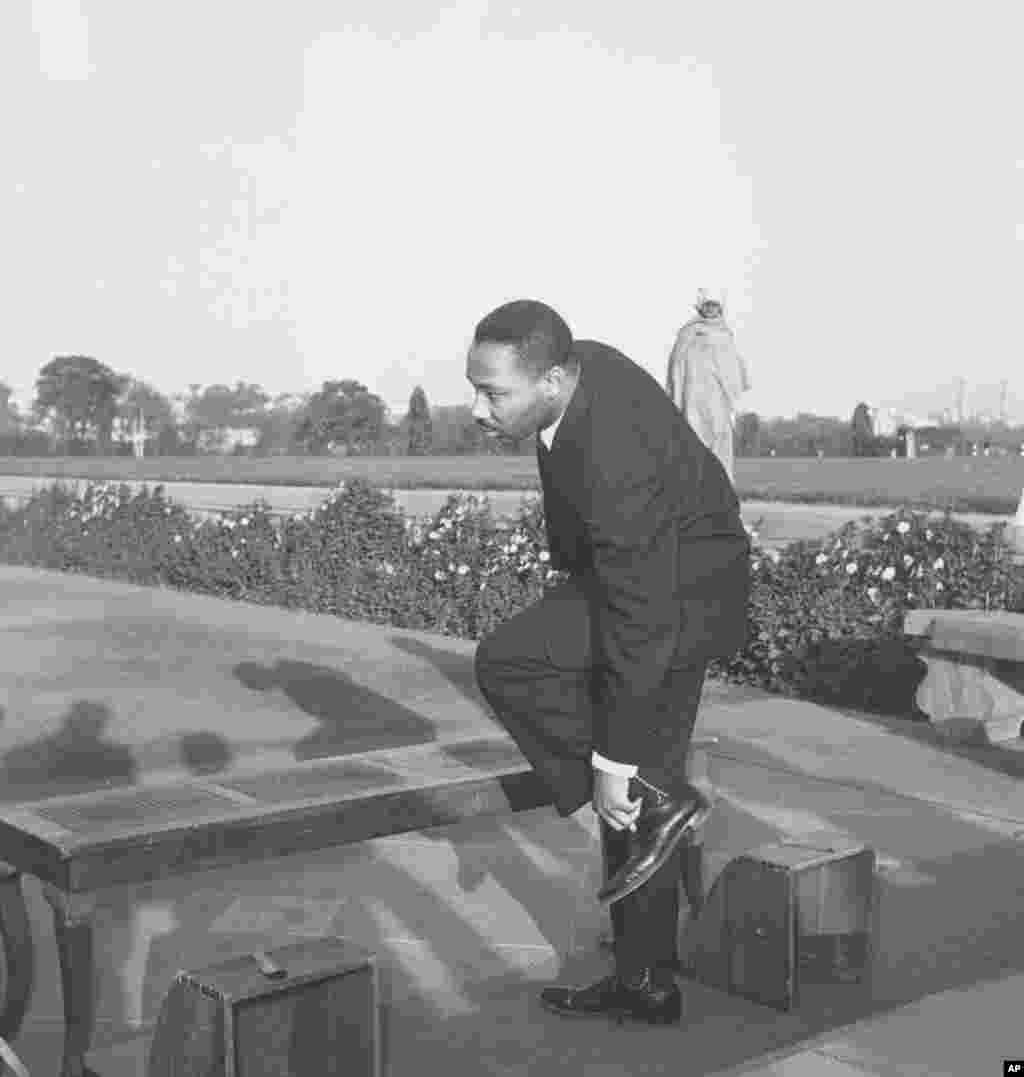 Bio je inspiriran učenjima indijskog lidera borbe za neovisnost Mahatme Gandhija. Godine 1959. posjetio je njegov grob. na fotografiji: King skida cipele pred dolazak na Gandhijev grob u New Delhiju, Indija, 11. februar 1959.