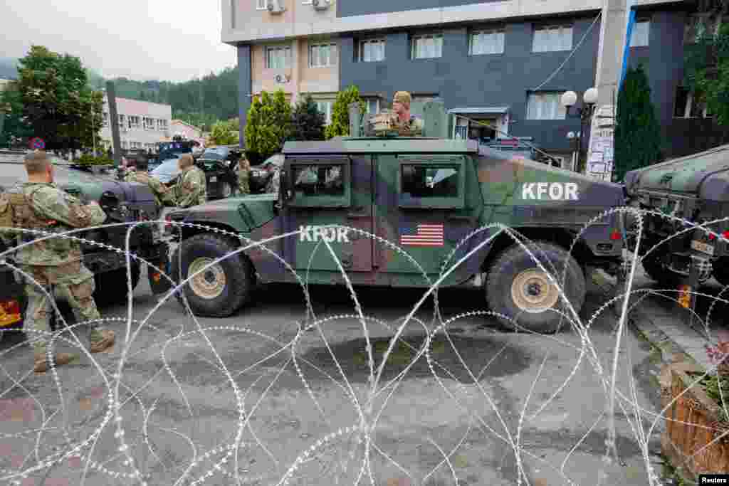 Pripadnici KFOR-a obezbeđuju zgradu opštine Leposavić. NATO je poručio da je spreman poslati još vojnika na Kosovo kako bi se smirilo nasilje na sjeveru zemlje Kosova, rekao je 1. juna šef Alijanse, Jens Stoltenberg.