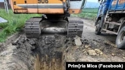 Programul Anghel Saligny sprijină investiții locale în drumuri infrastructura de apă și canalizare sau extinderea rețelei de distribuție a gazelor naturale. Fotografie ilustrativă: proiect de canalizare într-o comună din județul Cluj.