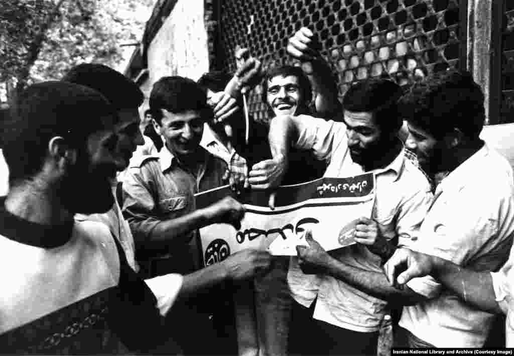 حامیان روح&zwnj;الله خمینی نام محمد مصدق را از خیابان&zwnj;های تهران در روز ۲۵ خرداد ۱۳۶۰ کندند