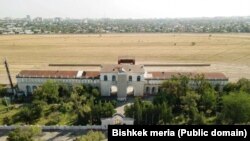 “Аккула” ат майданы жана анын административдик имараты.