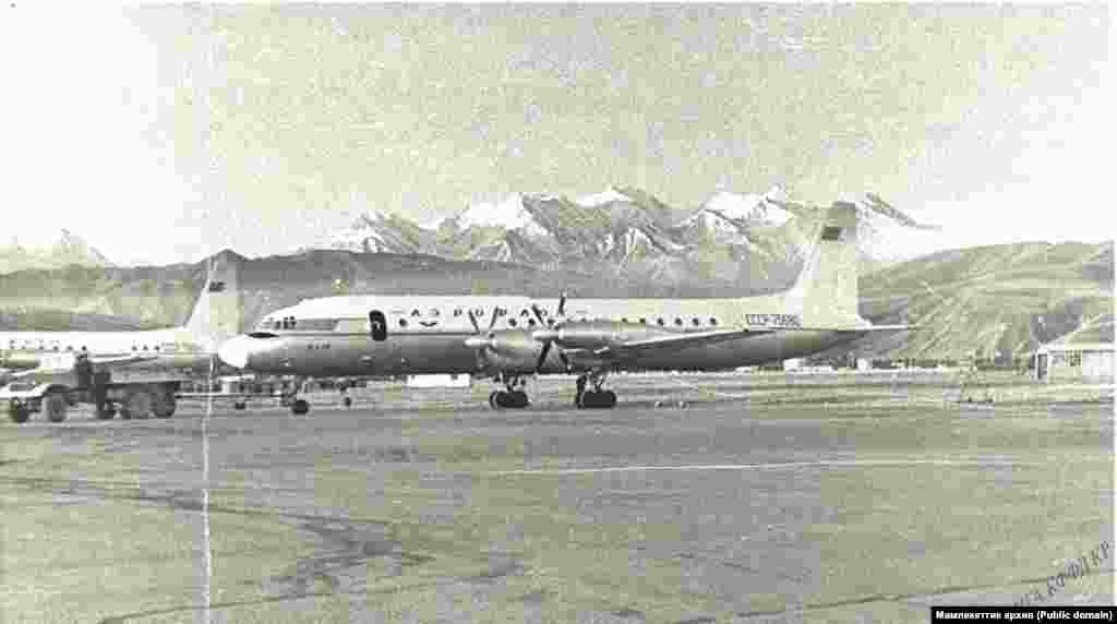 Фрунзе аэропортуна учуп келген биринчи Ил-18 учагы. 1957-жыл. Ил-18 Советтер Союзунун жарандык авиация үчүн чыгарылган алгачкы учагы. 75 кишиге ылайыкташкан. Учак 1957-жылы сыноодон өтүп, 1978-жылга чейин чыгарылган.&nbsp;