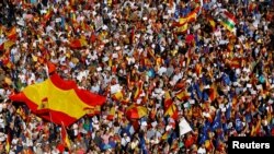 Ljudi nose špansku zastavu na protestima zbog moguće amnestije katalonskim separatističlim liderima, Madrid, Španija, 24. septembar 2023.