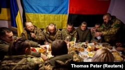 Бійці 14-ї окремої механізованої бригади імені князя Романа Великого ЗСУ у Святвечір біля лінії фронту в Куп’янському районі на Харківщині, 24 грудня 2023 року