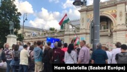 Szimpatizánsok a Várkert Bazár előtt, ahol a vita zajlott