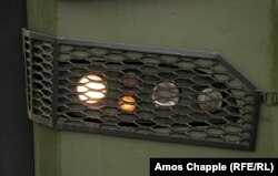 O grilă metalică protejează farurile spitalului mobil Oleg Gubal.