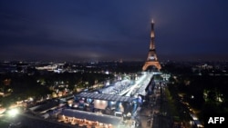 Osvetljeni Ajfelov toranj na ceremoniji otvaranja Letnjih olimpijskih igara u Parizu, 26. jul 2024.