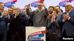 Președintele sârb Aleksandar Vucic sărbătorind victoria la sediul Partidului Progresist Sârb (SNS), Belgrad, la 17 decembrie.