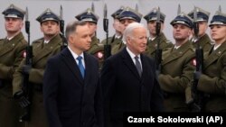Poljski predsjednik Andžej Duda (lijevo) s predsjednikom SAD-a Joeom Bidenom, u Varšavi, 21. februar 2023. 