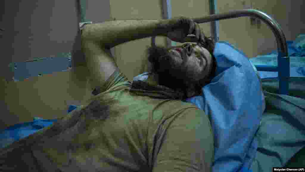 Повреден војник лежи на кревет во полска болница на 12 септември. Војниците испратени да ја извршат задачата главно се потпираат на оклопни возила од советската ера и постари оружја. Во изминатиот месец, бригадата можеше да се движи само 2 километри, поминувајќи мини и минирани ровови и избегнувајќи артилерија, бомби со беспилотни летала и руски сили на растојание за повикување.