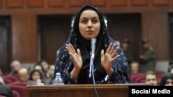 ریحانه جباری در یکی از جلسات دادگاه