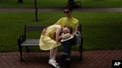 A kijeviek a háború szüneteiben ünneplik az életet