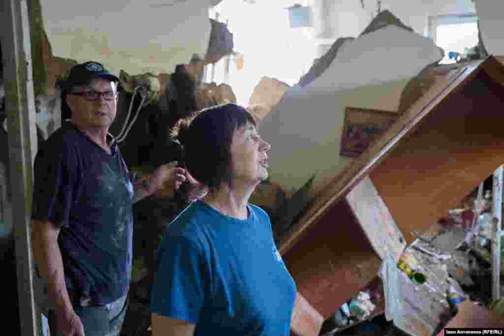 Великий будинок Тетяни не підлягає відновленню. Жінка намагається врятувати хоч якісь свої речі, витягуючи їх із сміття і багнюки