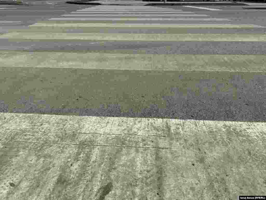 Trotuar dintr-o zonă semi-centrală din Iași. Albul liniilor de &bdquo;zebră&rdquo; devin, ușor-ușor, gri.&nbsp;&nbsp;