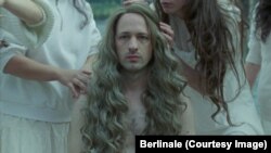 Istvan Teglas în Mammalia de Sebastian Mihăilescu