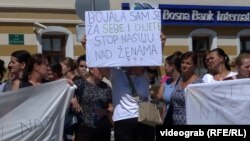 Protest u Gradačcu protiv femicida, dan nakon što je u tom gradu ženu ubio njen suprug prenoseći ubistvo uživo na Instagramu, 12. avgust 2023.