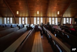 Desetak ljudi prisustvuje propovijedi pastora Ryana Burgea u Mt. Vernonu, Illinois, 10. septembra 2023.