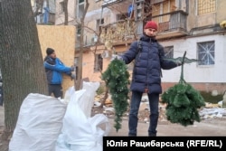 Вадим допомагає колегам наводити лад у пошкодженій квартирі