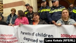 თბილისში იმართება აქონდროპლაზიის სინდრომის მქონე ბავშვების მშობლების აქცია